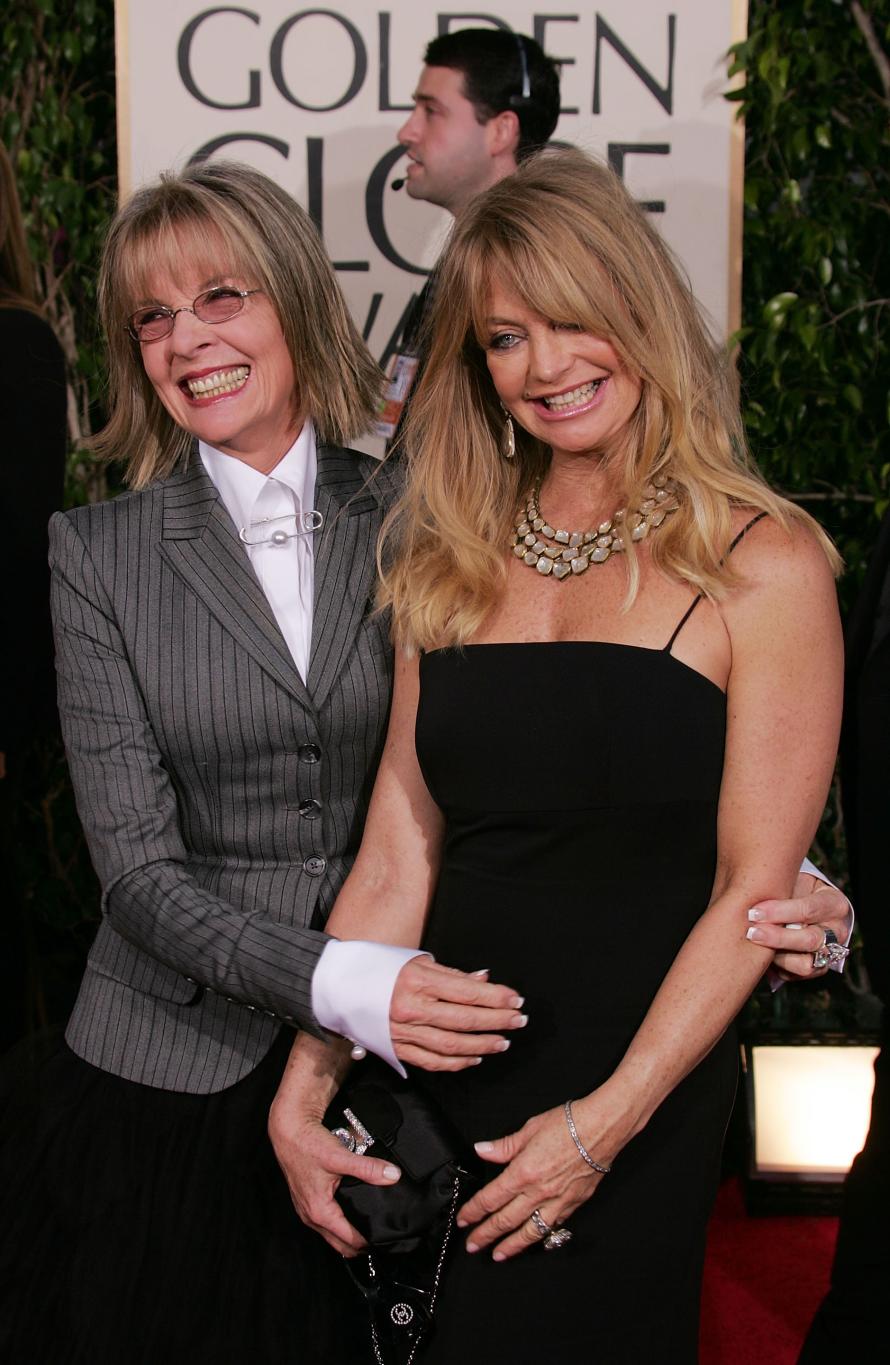 Актрисы Дайан Китон и Голди Хоун сияют улыбками на красной дорожке.