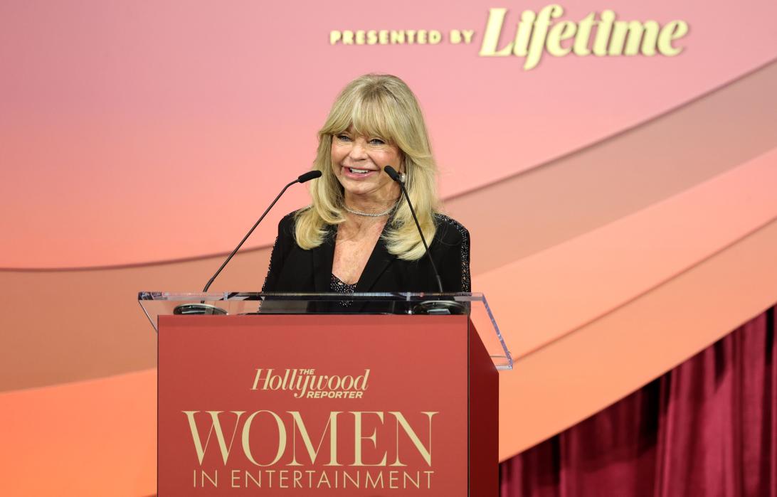 Голди Хоун выступает на сцене на вечере The Hollywood Reporter «Женщины в индустрии развлечений».