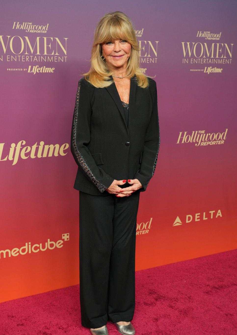 Сияющая Голди Хоун на красной дорожке The Hollywood Reporter.