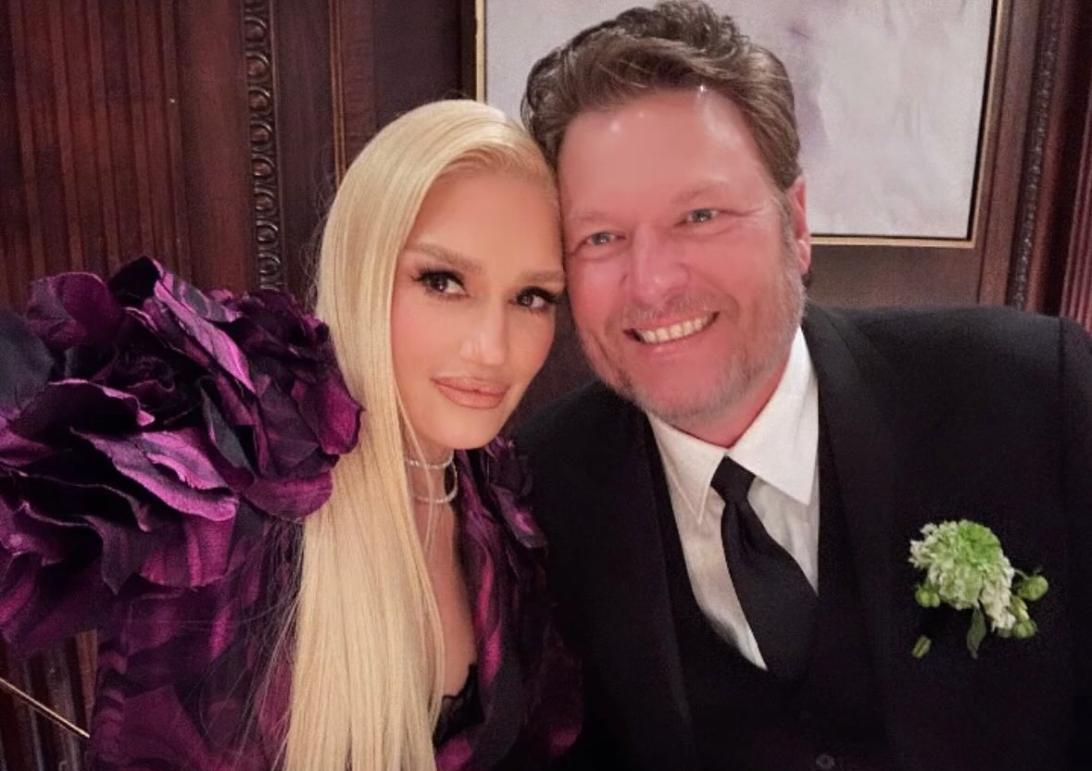 Звездная пара Гвен Стефани и Блейк Шелтон запечатлена вместе.