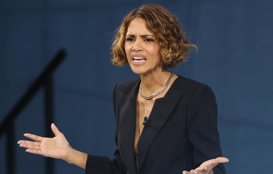 Холли Берри выступает на саммите Dealbook от The New York Times.