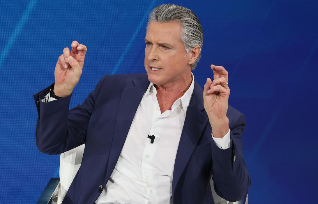 Губернатор Калифорнии Гэвин Ньюсом выступает на саммите Dealbook The New York Times.