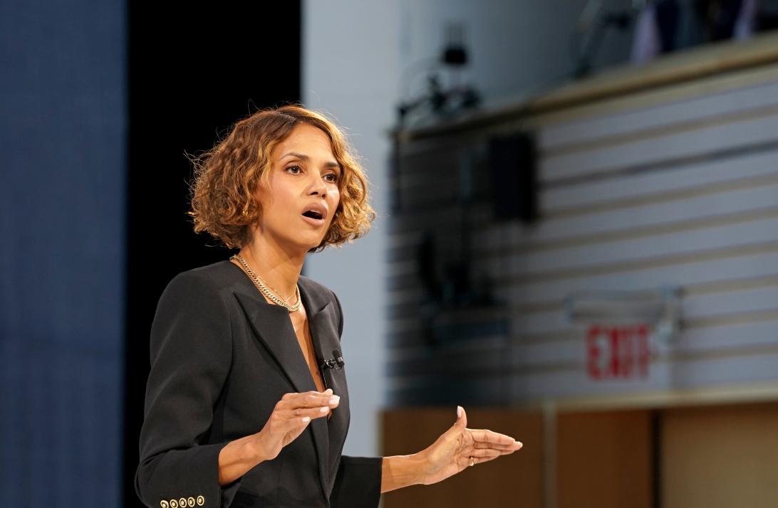 Выступление Холли Берри на саммите The New York Times DealBook 2025.