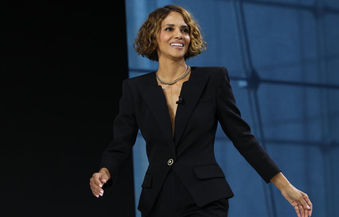 Холли Берри выступает на саммите DealBook от New York Times.