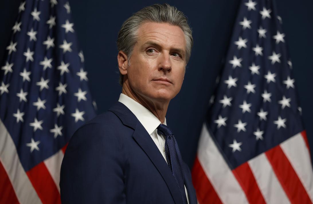 Калифорнийский губернатор Гэвин Ньюсом на церемонии подписания закона.