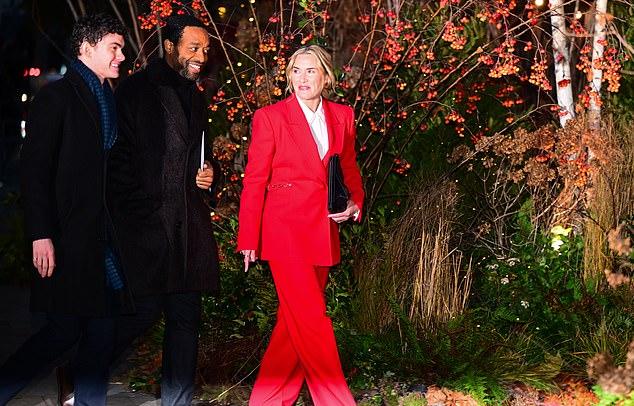 Кейт прибыла в Вестминстерское аббатство на службу в праздничном красном костюме, готовясь к чтению.