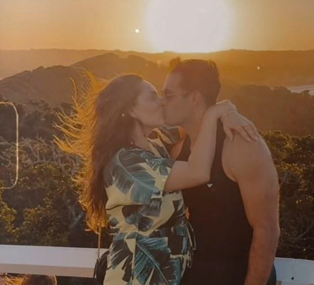 Келли Брук страстно поцеловала мужа Джереми Паризи в пятницу, услышав, как он назвал её самой красивой женщиной в мире.