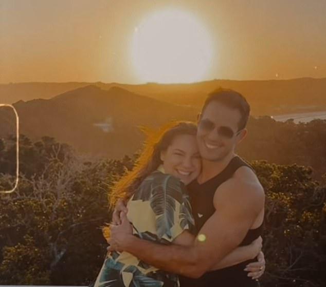 Келли Брук страстно поцеловала своего мужа Джереми Паризи в пятницу после того, как он назвал её самой красивой женщиной в мире