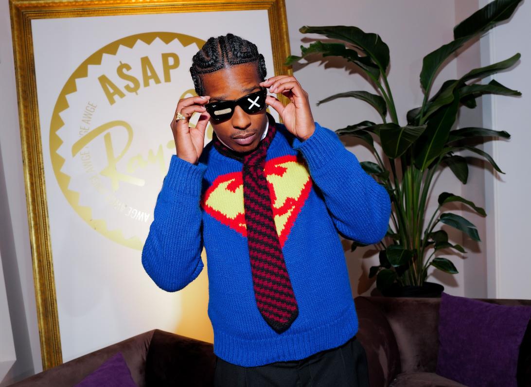 ASAP Роки в синем свитере Супермена и кастомных солнцезащитных очках Ray-Ban.