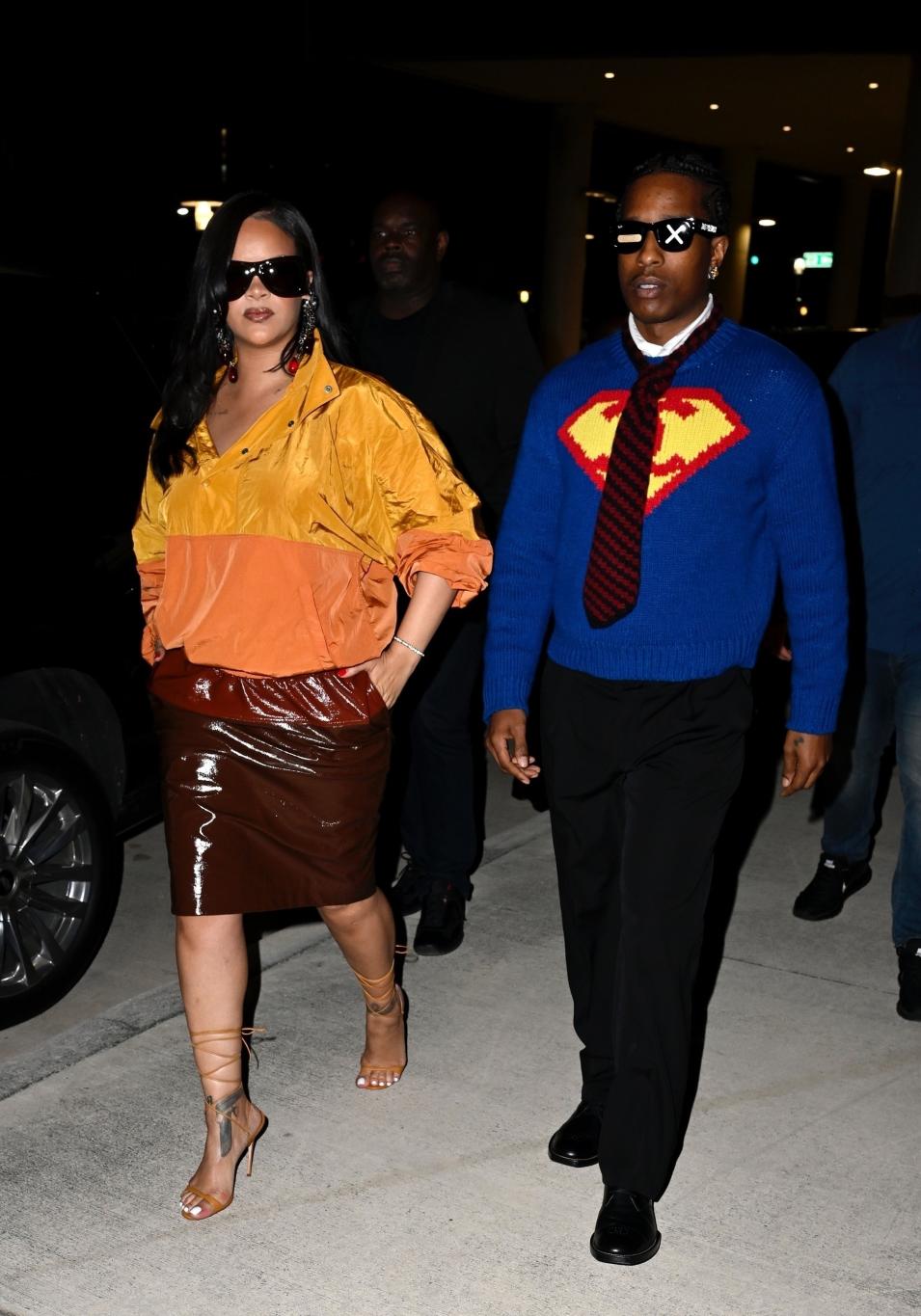Рианна в оранжево-коричневом наряде и A$AP Rocky в свитере Супермена на вечерней прогулке.