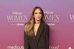 Деловой образ Дженнифер Лопес, вероятно, не одобрили бы в вашем отделе кадров