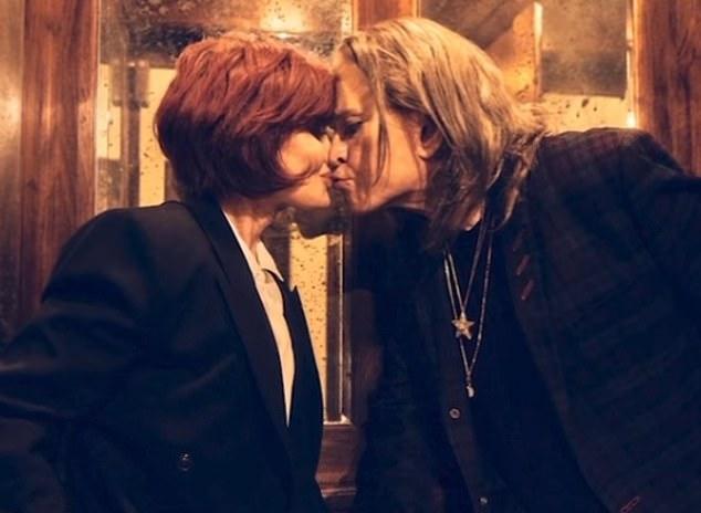 Шарон Осборн и ее дочь Келли были в прекрасном настроении, когда в пятницу поделились в Instagram забавным клипом с липсинком