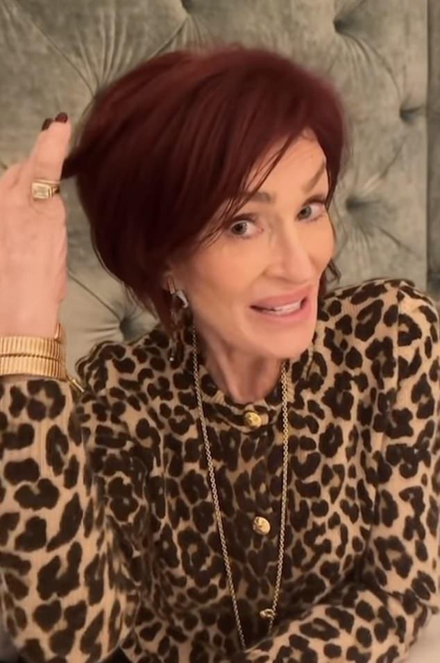 Шэрон и Келли Осборн поделились забавным липсинк-видео в пятницу. Всего через пару дней после дня рождения Оззи мать и дочь выглядели ближе, чем когда-либо.