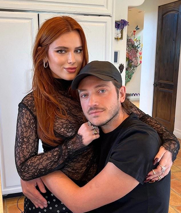 Бывшая звезда Disney Channel сделала ответное предложение Марку Эммсу в августе 2025 года, через год после принятия его собственного.