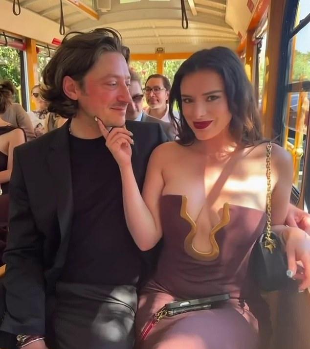 Белла призналась в глубокой любви и преданности к 45-летнему британскому продюсеру.