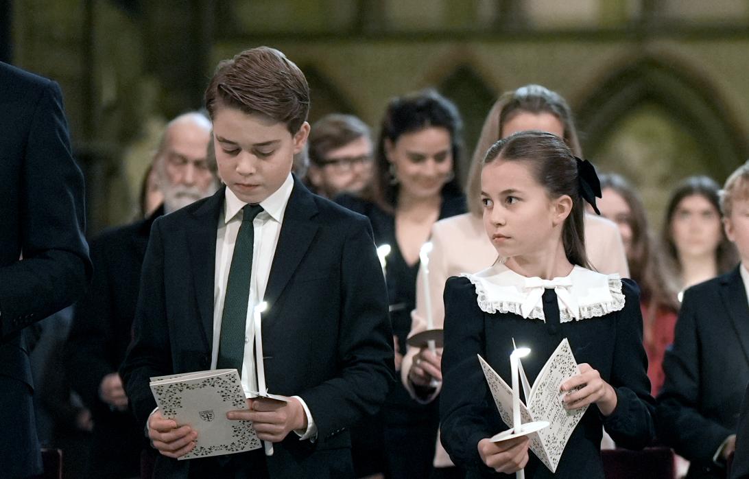 Принц Джордж и Принцесса Шарлотта держат программки рождественской службы и свечи.