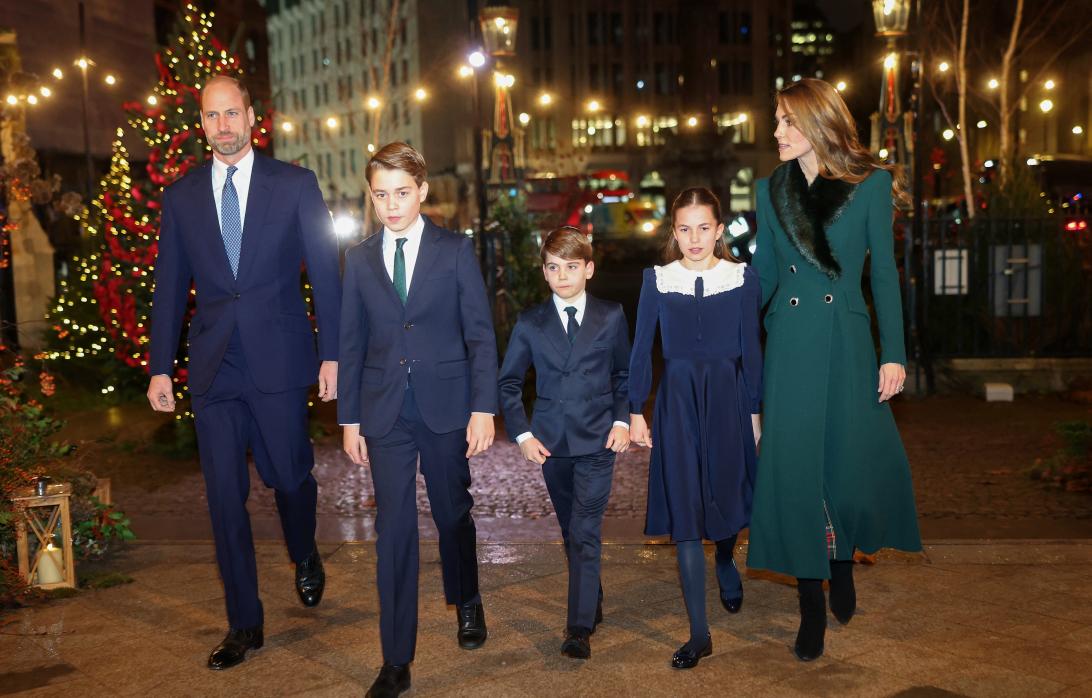 Кэтрин, Принцесса Уэльская, принц Уильям и их дети — Джордж, Луи, Шарлотта — прогуливаются в Вестминстерском аббатстве.