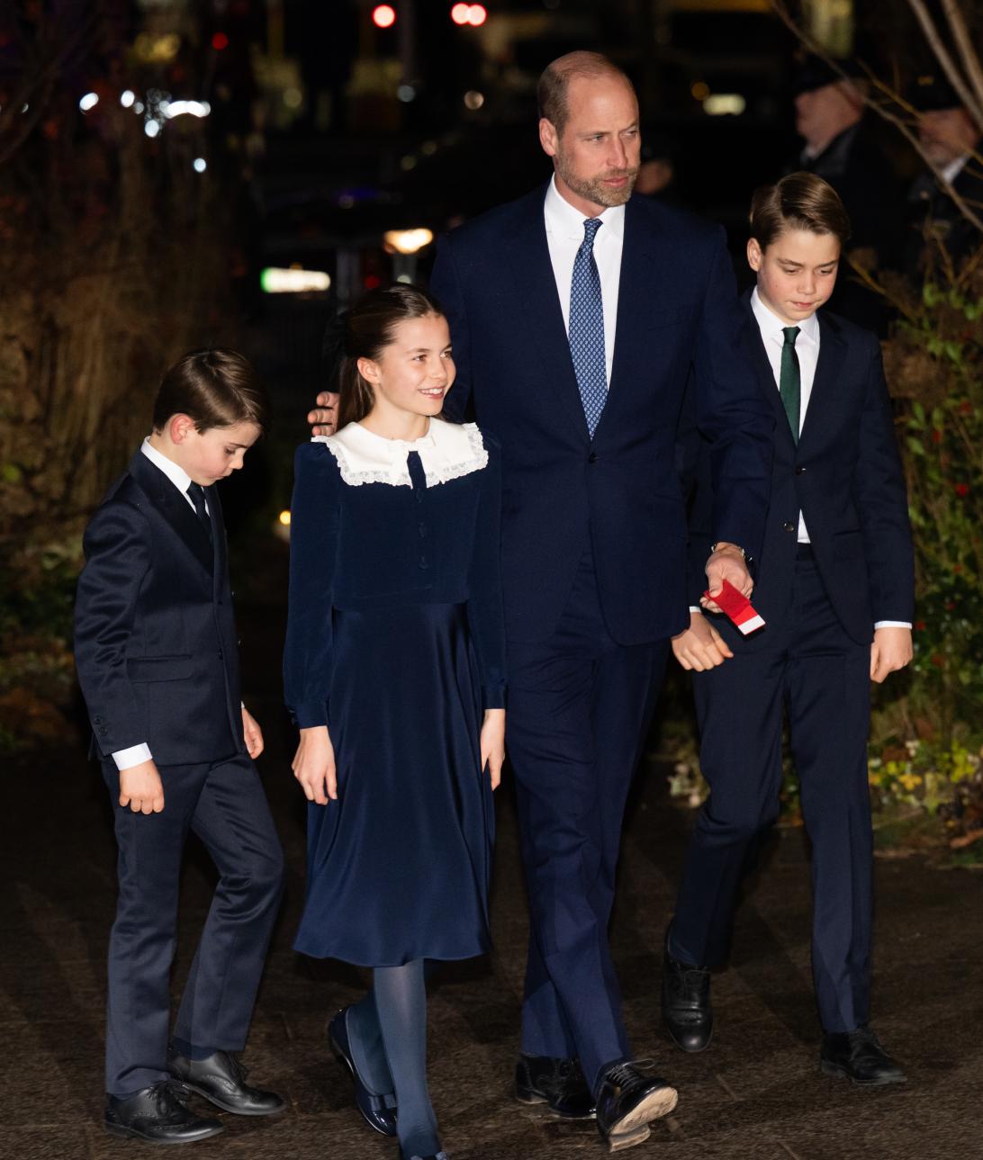 Принц Уильям, принц Джордж, принцесса Шарлотта и принц Луи на совместной прогулке.