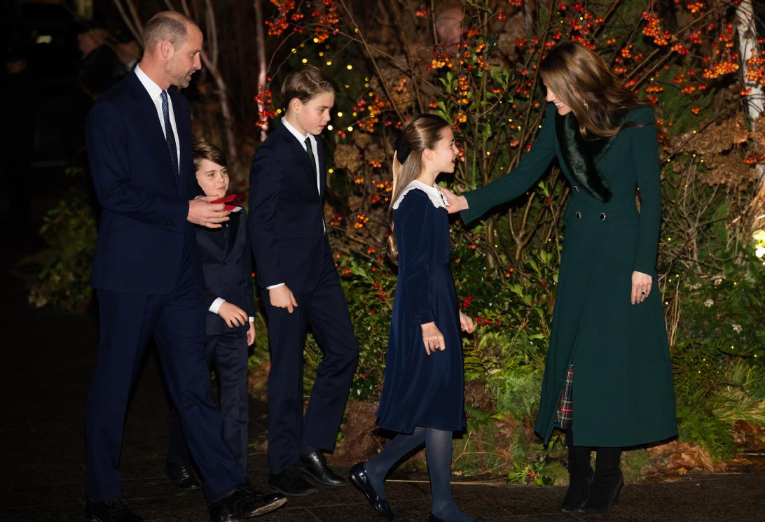 Принц Уильям, Принцесса Кэтрин, Принц Джордж, Принцесса Шарлотта и Принц Луи прогуливаются вместе.