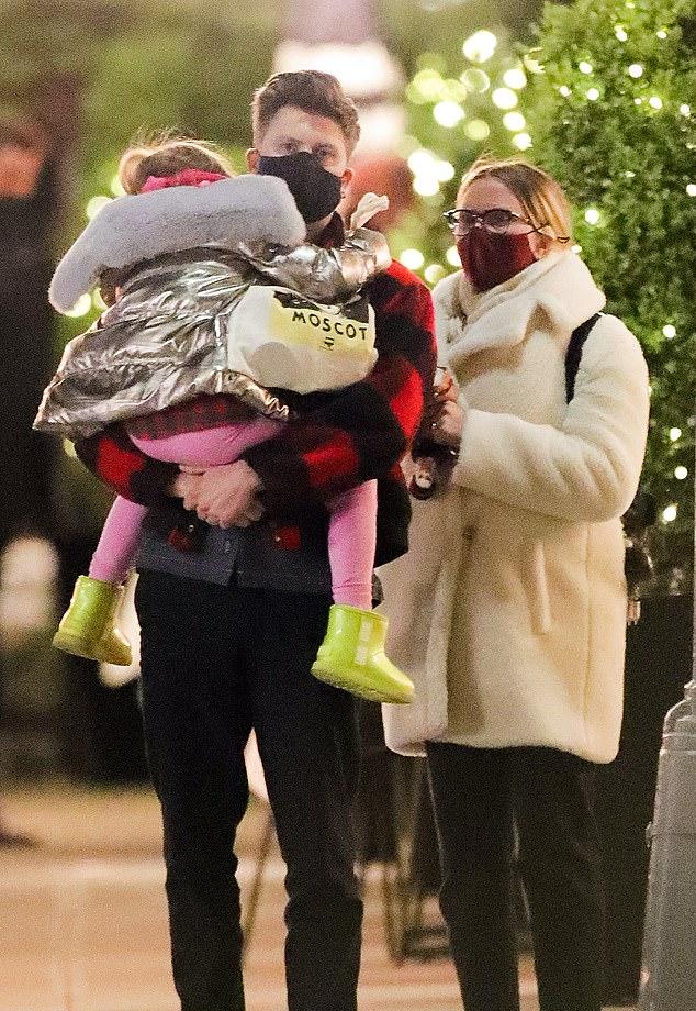 41-летняя актриса и Колин Йост (43) в 2021 году родили сына Космо (4). У нее также есть дочь Роуз (11) от экс-мужа; Колин на фото с падчерицей.