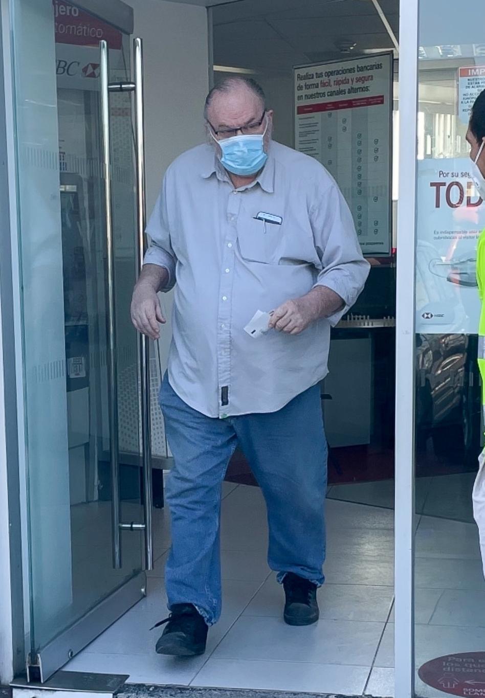 В Тихуане, Мексика, Томас Маркл замечен за выполнением поручений, одетый в светло-голубую рубашку, синие джинсы и хирургическую маску в тон.