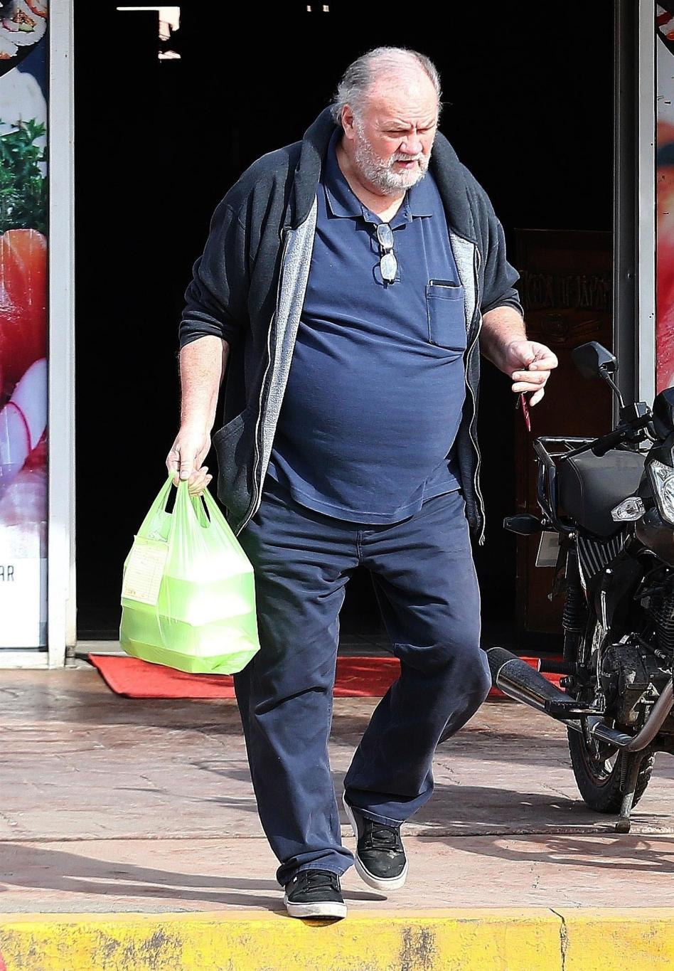 Томас Маркл несёт пакет суши на вынос из ресторана Ikeda Of Japan.