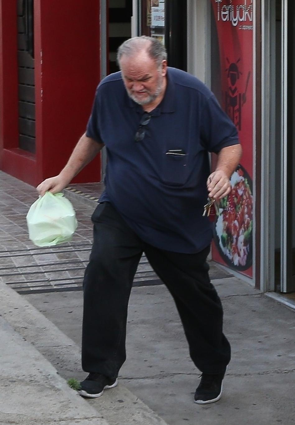 Томас Маркл шёл мимо ресторана «Терияки» с пакетом еды на вынос и ключами.