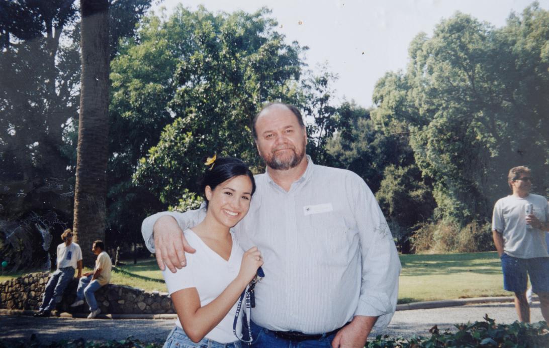 Улыбающиеся Меган Маркл и Томас Маркл обнялись.