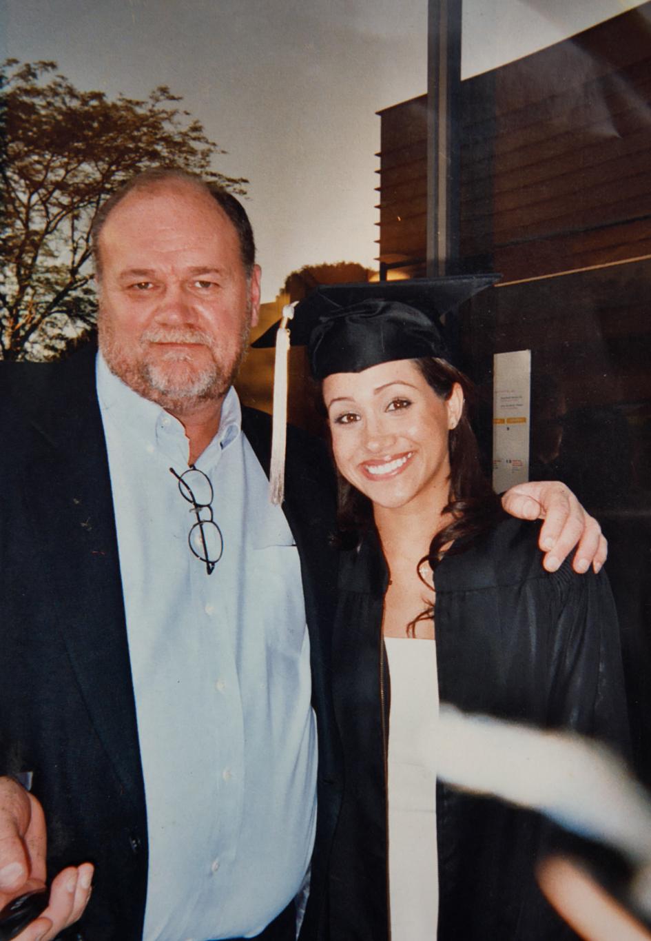 Меган Маркл в выпускной мантии и конфедератке рядом с Томасом Марклом.