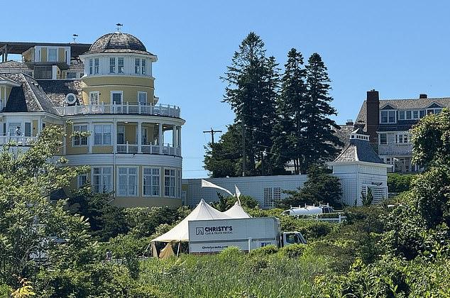 Представитель Ocean House решительно опроверг историю Daily Mail, заявив: отель не допускает выкупа бронирований клиентов другими.