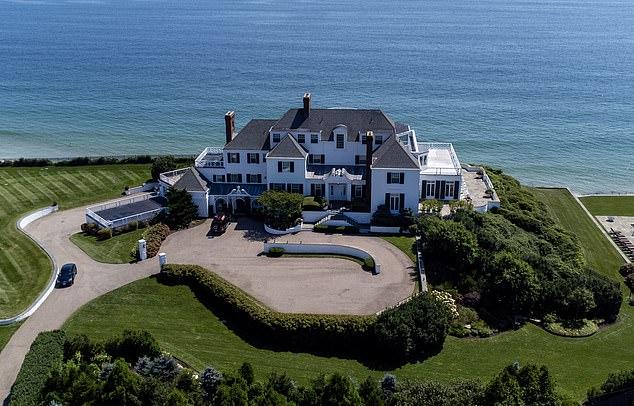 Ocean House расположен в том же элитном районе, что и исторический особняк Тейлор Свифт Holiday House, выполненный в колониальном стиле.