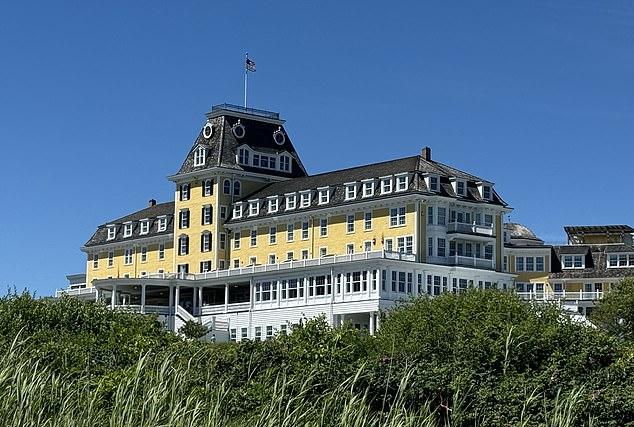 Поговаривали, что Свифт, чье счастливое число 13, надеется выйти замуж за Трэвиса Келси 13 июня 2026 года в эксклюзивном отеле Ocean House.