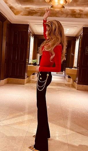 69-летняя женщина опубликовала три снимка, энергично позируя в обтягивающих черных брюках и красном топе с длинными рукавами.