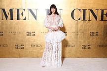 Дакота Джонсон покорила публику в полупрозрачном белом кружевном платье на Международном кинофестивале Красного моря в Джидде, Саудовская Аравия