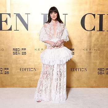 Дакота Джонсон покорила публику в полупрозрачном белом кружевном платье на Международном кинофестивале Красного моря в Джидде, Саудовская Аравия