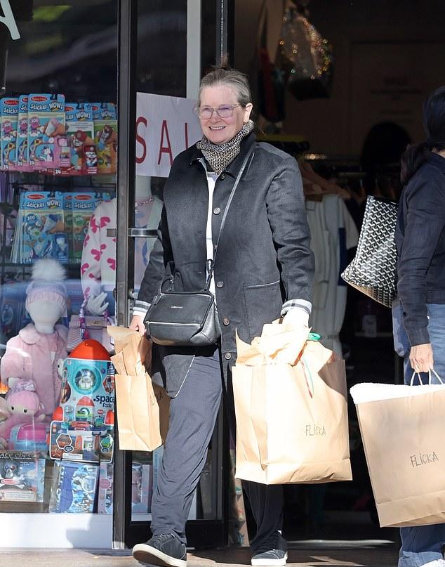 61-летняя Бриджит Фонда похвасталась постройневшей фигурой на пятничном шопинге в Лос-Анджелесе после впечатляющей потери веса.