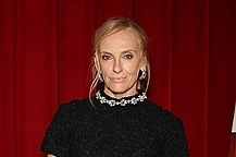 Тони Коллетт появилась в Лондоне в пятницу, похваставшись своим состоянием в очень дорогом дизайнерском платье на показе своего нового фильма «Прощай, июнь»