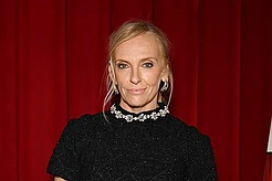 Тони Коллетт появилась в Лондоне в пятницу, похваставшись своим состоянием в очень дорогом дизайнерском платье на показе своего нового фильма «Прощай, июнь»