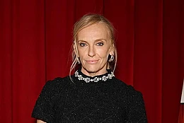 Тони Коллетт появилась в Лондоне в пятницу, похваставшись своим состоянием в очень дорогом дизайнерском платье на показе своего нового фильма «Прощай, июнь»