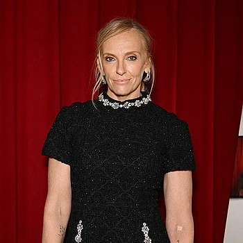 Тони Коллетт появилась в Лондоне в пятницу, похваставшись своим состоянием в очень дорогом дизайнерском платье на показе своего нового фильма «Прощай, июнь»