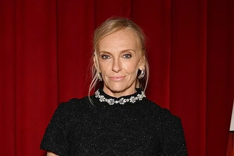 Тони Коллетт появилась в Лондоне в пятницу, похваставшись своим состоянием в очень дорогом дизайнерском платье на показе своего нового фильма «Прощай, июнь»