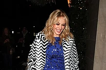 Кайли Миноуг произвела фурор в искрящемся синем платье и винтажном пальто по прибытии в отель в Лондоне в пятницу