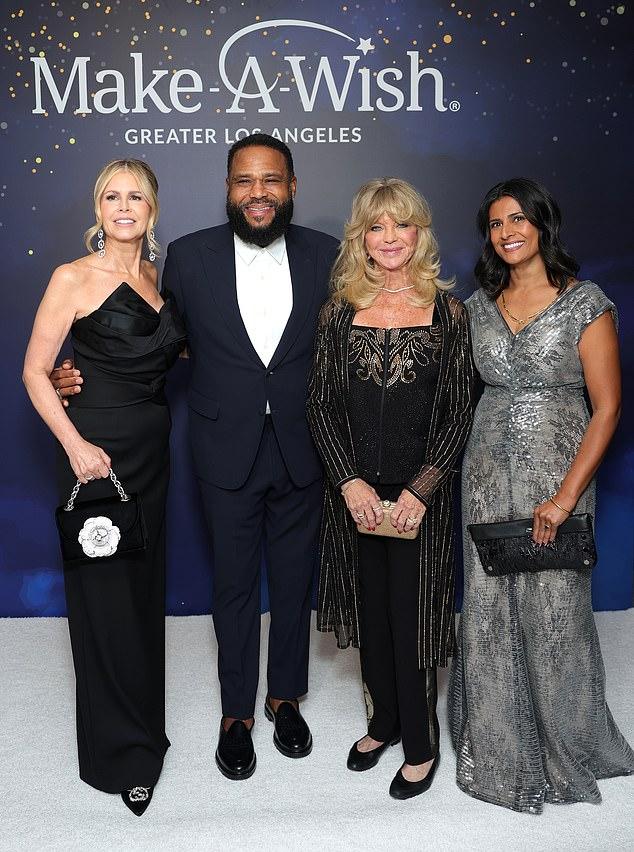 Голди запечатлели общающейся и позирующей с Салли Хопкинс Коннер, Энтони Андерсоном и главой Make-A-Wish Апарной Пандер.