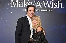 Голди Хоун и Оливер Хадсон тепло поприветствовали гостей ежегодного гала-вечера Make-A-Wish в Лос-Анджелесе