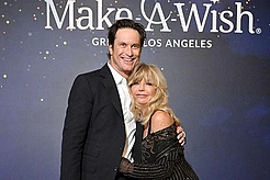 Голди Хоун и Оливер Хадсон тепло поприветствовали гостей ежегодного гала-вечера Make-A-Wish в Лос-Анджелесе