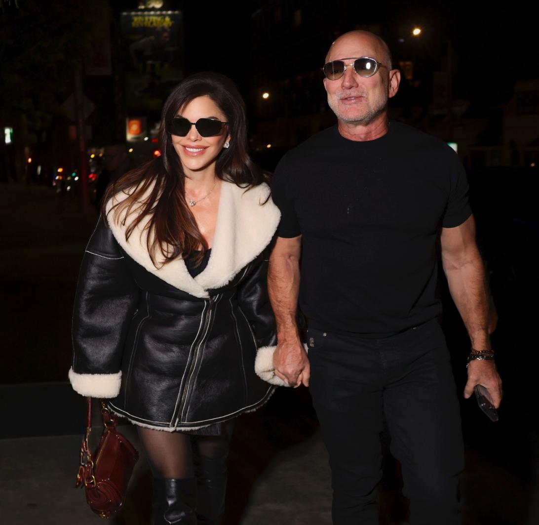 Лорен Санчес приковала к себе взгляды в роскошном кожаном пальто-мини-платье стоимостью почти 10 000 долларов на свидании с мужем Джеффом Безосом