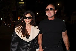 Лорен Санчес приковала к себе взгляды в роскошном кожаном пальто-мини-платье стоимостью почти 10 000 долларов на свидании с мужем Джеффом Безосом