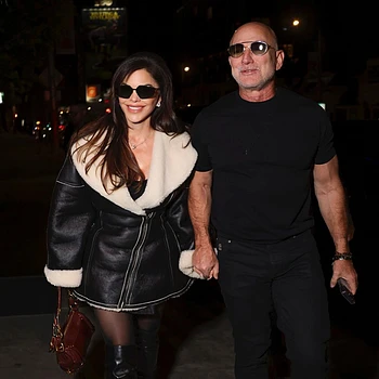 Лорен Санчес приковала к себе взгляды в роскошном кожаном пальто-мини-платье стоимостью почти 10 000 долларов на свидании с мужем Джеффом Безосом