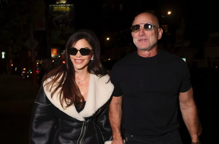 Лорен Санчес приковала к себе взгляды в роскошном кожаном пальто-мини-платье стоимостью почти 10 000 долларов на свидании с мужем Джеффом Безосом