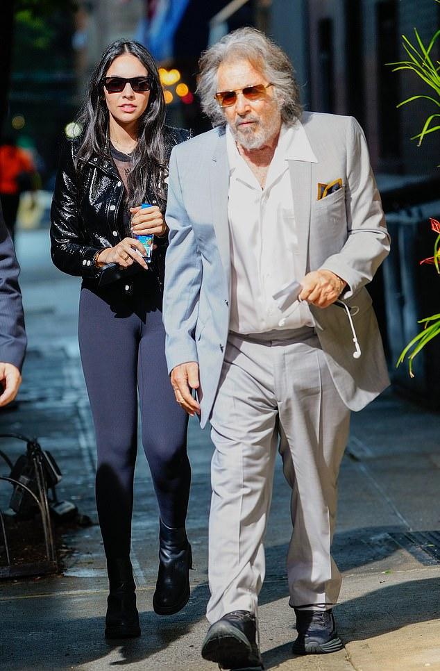 У голливудского ветерана двухлетний сын Роман от 31-летней кинопродюсера Нур Альфаллах. Снимок 2023 года.